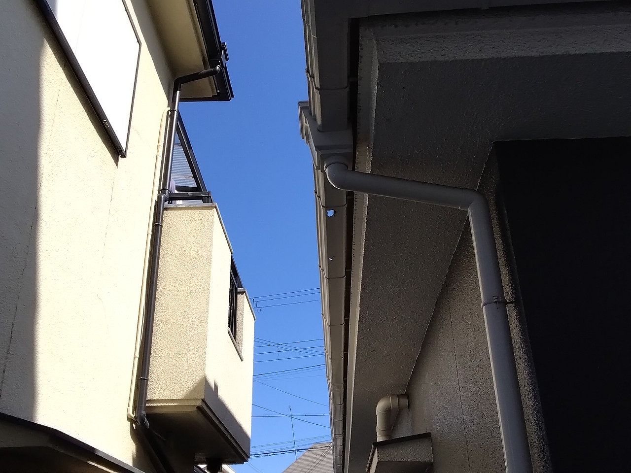 明石市　雹被害で軒樋に穴開き